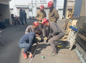 研修生鉄筋組立の訓練中